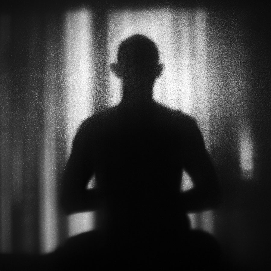 Autoportrait dénudé en ombre portée à Lagos au Nigeria - Christophe MOEC