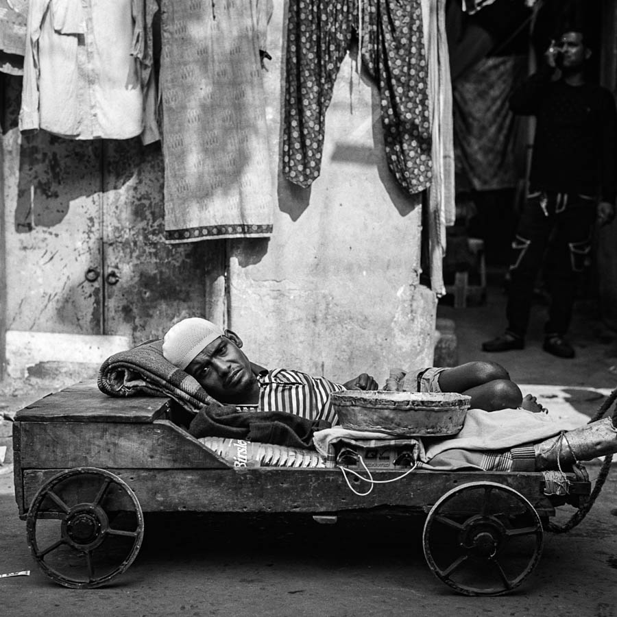 Mendiant paralysé tiré sur un chariot dans une rue de Kolkata en Inde - Christophe MOEC