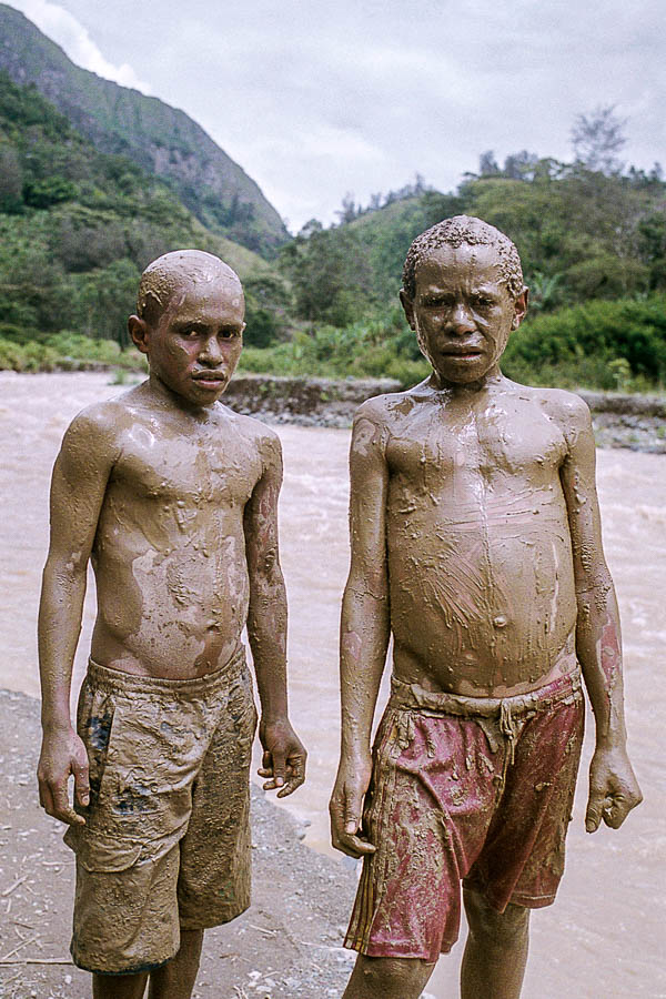 Deux adolescents enduits de boue près de la rivière Wara Simbu à Kundiawa, en Papouasie-Nouvelle-Guinée - Christophe MOEC