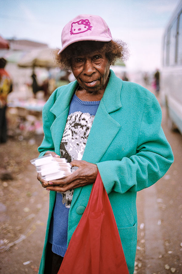 Vendeuse ambulante de cotons-tiges en plastique à Kundiawa, capital de la province de Simbu en Papouasie-Nouvelle-Guinée - Christophe MOEC