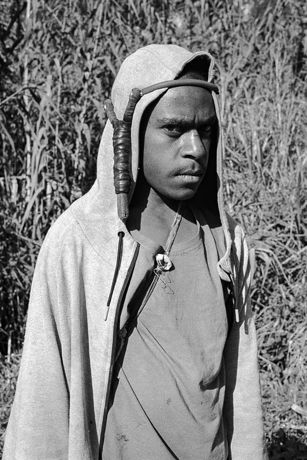 Jeune homme avec un lance-pierre artisanal sur le front dans la province de Simbu, dans les Hautes-Terres en Papouasie-Nouvelle-Guinée - Christophe MOEC