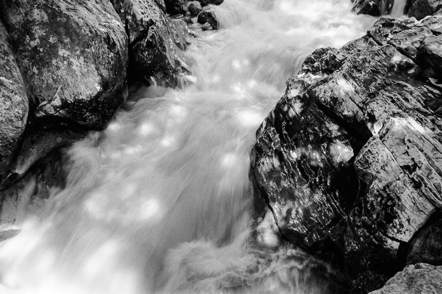 Torrent de montagne étroit dont le flux fait son chemin entre les rochers - Christophe MOEC