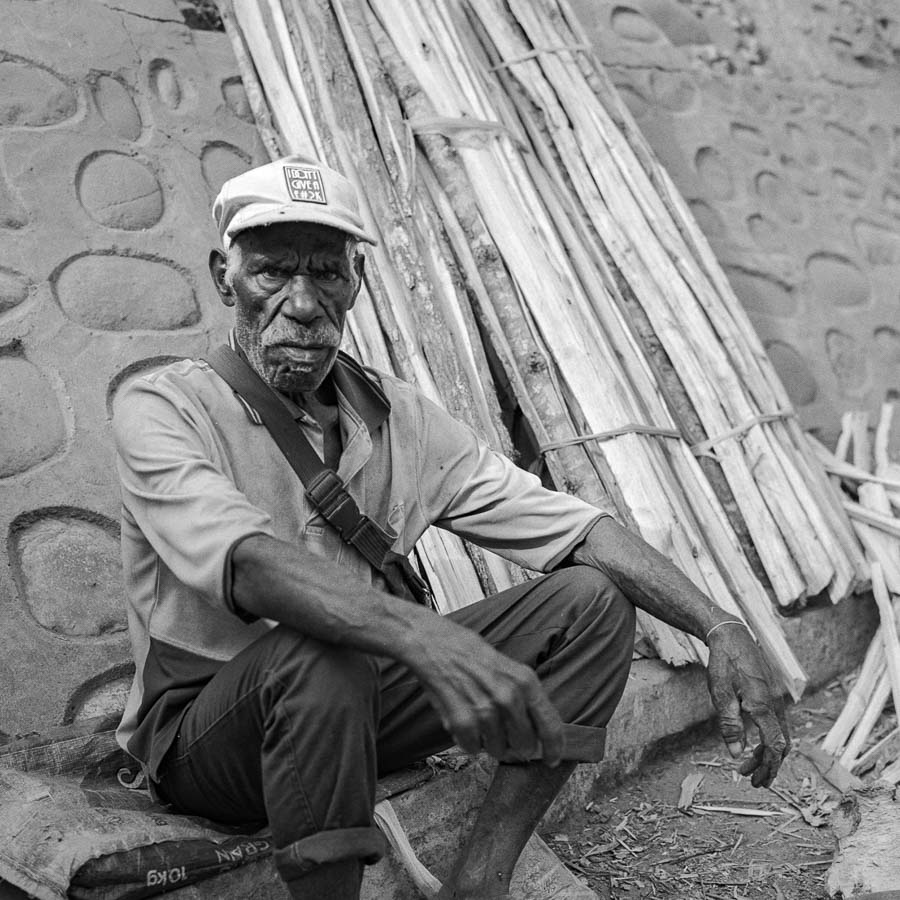 Vendeur de bois de chauffage à Kundiawa dans la province de Simbu, en Papouasie-Nouvelle-Guinée - Christophe MOEC