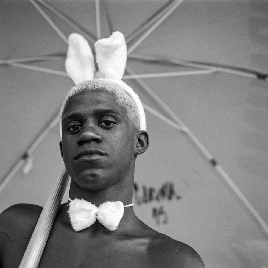 Jeune homme avec un diadème oreilles de lapin et un noeud papillon avant le Carnaval de Rio de Janeiro - Christophe MOEC