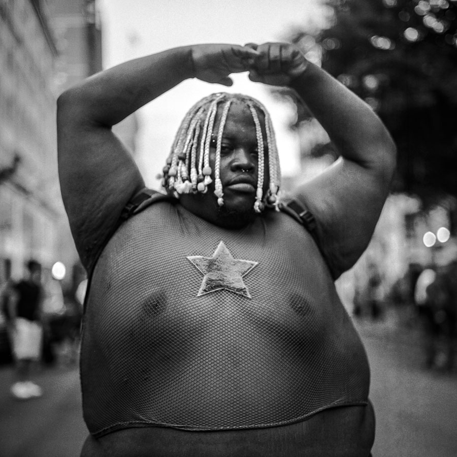 Homme décomplexé en débardeur translucide dans Lower Manhattan à New York, aux États-Unis - Christophe MOEC