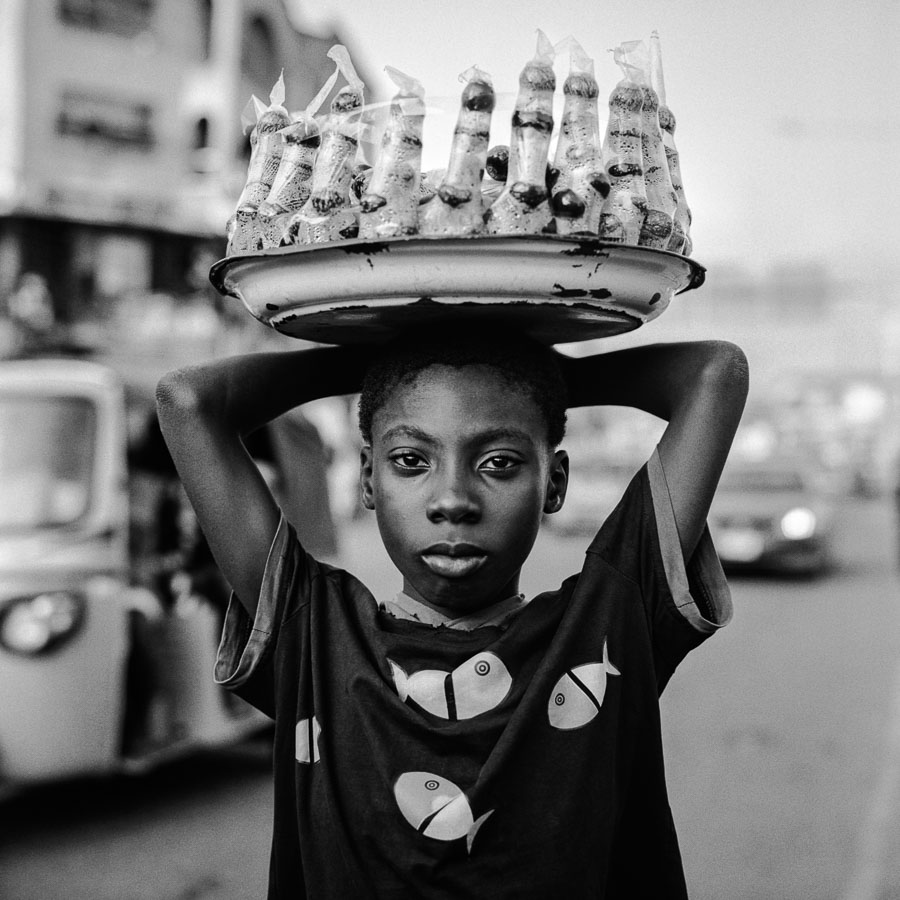 Enfant des rues vendeur de noix d'Afrique à Lagos, au Nigeria - Christophe MOEC