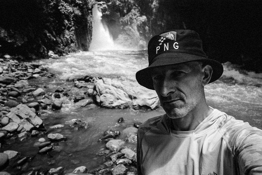 Autoportrait à main levée dans les Hautes-Terres en Papouasie-Nouvelle-Guinée - Christophe MOEC